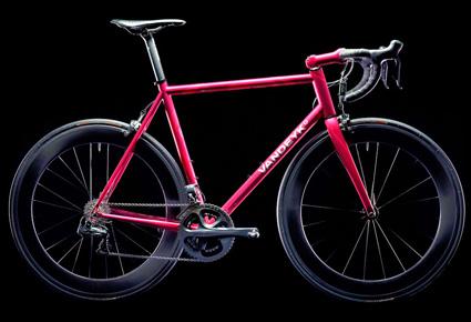 فانديك تكشف عن دراجة بلاست الزهرية